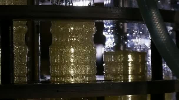 Veel Plastic Flessen Bewegen Een Transportband Lijn Olie Streaming Binnen — Stockvideo