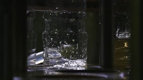 プラスチックに落ちる水しぶきヒマワリ油瓶シースルー ボトル工場のコンベアに注ぐゴールデン 粘着性オイルの作成する陽気な気分の素晴らしい景色 — ストック動画