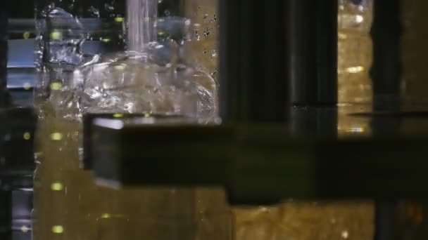 ひまわり油の良い気分を作成するプラスチック製のボトルにストリーミングを散水 Jovial 結晶ボトル工場のコンベアに注ぐ密な油の表示します — ストック動画