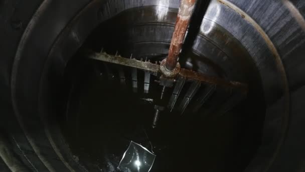 Aceite Girasol Mezcla Con Dispositivo Rastrillo Una Cisterna Grande Cámara — Vídeo de stock
