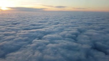Günbatımı güzel kuş bakışı tüylü beyaz bulutların altında bir uçak penceresi bir pembe horizon ile yaz aylarında pitoresk batımında yavaşça adlı bir uçak penceresinden pembe bir horizon ile misali bulutların hava atış