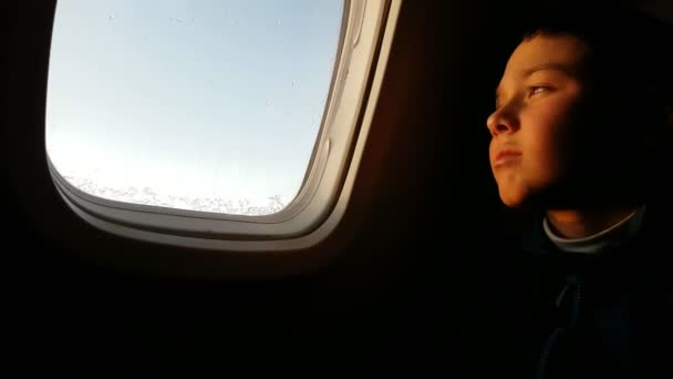 Niño Pequeño Mirando Por Ventana Avión Soñando Con Algo Vista — Vídeos de Stock