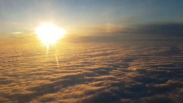 夏天日落时 从腾飞的飞机上拍摄到如诗如画的白云 在艺术日落时 蓝色和黄色的云朵飘落下来 夏天飞机窗户上闪耀着灿烂的阳光和长长的光线 — 图库视频影像