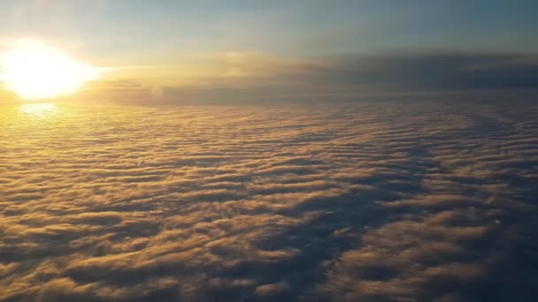 夏天日落时 飞机上飞行的超现实云的空中拍摄童话般的鸟图 蓝色和黄色的云朵在灿烂的日落中冲下来 夏日飞机窗口的灿烂阳光和长长的光线 — 图库视频影像