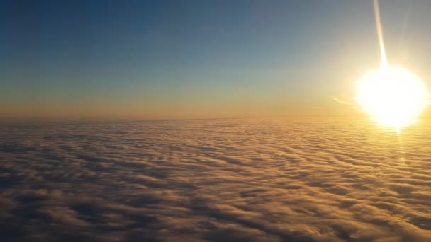 Luchtfoto Van Gele Blauwe Wolken Uit Een Vliegtuig Bij Zonsondergang — Stockvideo