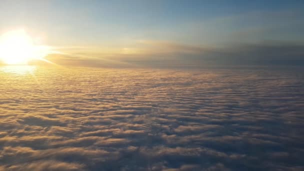 Luftaufnahme Von Pelzigen Wolken Aus Einem Flugzeugfenster Bei Strahlendem Sonnenuntergang — Stockvideo