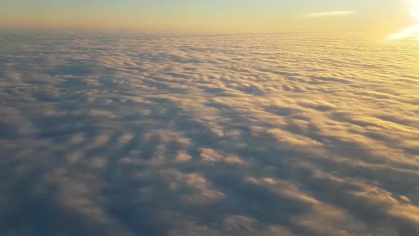 Luchtfoto Van Golvende Wolken Uit Een Vliegtuig Venster Prachtige Zonsondergang — Stockvideo