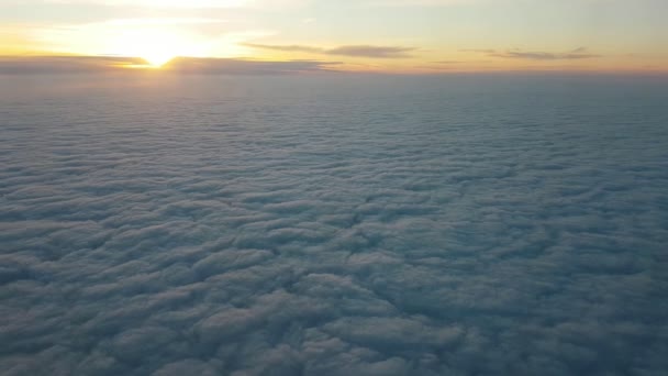 Légi Felvétel Durva Felhők Repülőgép Ablakból Csodálatos Naplemente Nyári Festői — Stock videók