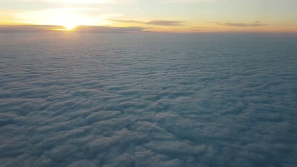 Vista Aérea Nubes Ásperas Desde Ventana Del Avión Espléndida Puesta — Vídeo de stock