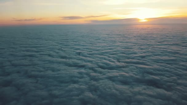 夏天在艺术日落时 从飞机窗口拍摄模糊云的空中镜头美妙的鸟图 在夏天的飞机窗口中 白云像白色的大海一样在惊人的日落中飞下来 — 图库视频影像