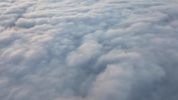 Vue Aérienne Nuages Blancs Vallonnés Déplaçant Sous Une Fenêtre Avion — Video