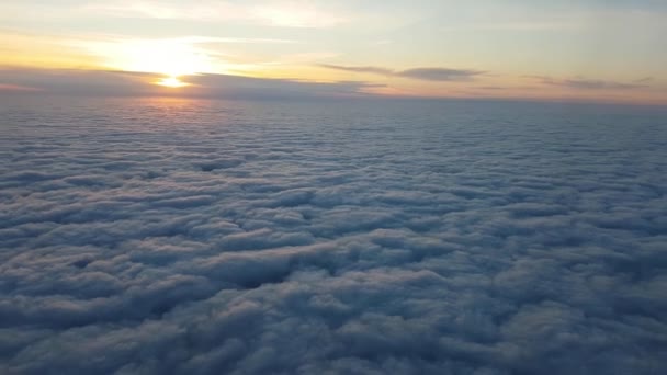 Aerial Shot Fluffy Clouds Plane Window Splendid Sunset Summer Impressive — Vídeo de stock