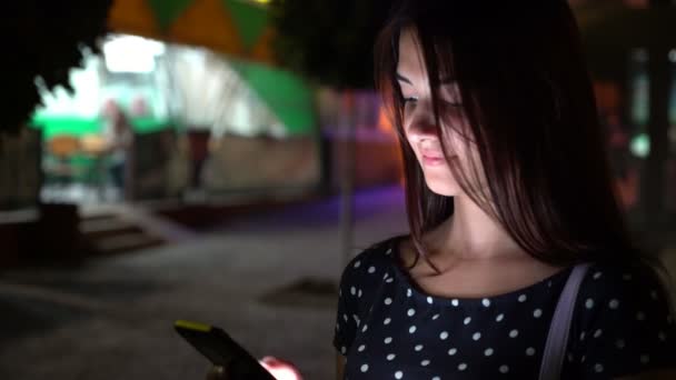 Fundersam Ung Kvinna Surfat Hennes Enhet Stad Natten Sommar Bokeh — Stockvideo