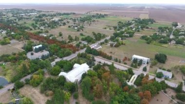 Yaz aylarında küçük housess, yollar, bahçeleri ve yaz doğal kuş bakışı bir curvy kanal, beyaz buldings, park alanları, yeşil bahçeleri, net bir sokak alanları ile celeste gök Ukrayna'da bir yerleşimin hava