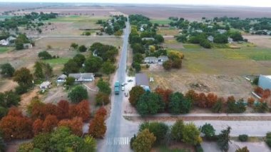 Yeşil alanlar ve bahçeleri Ukrayna üzerinden geçen bir köy cadde boyunca gidiş trailor ile yaz şaşırtıcı kuş bakışı büyük kamyonun içinde bir köy yolu boyunca hareket bir römork ile bir kamyonun hava atış