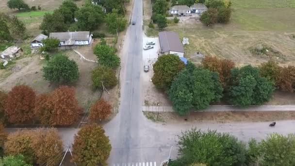 Vue aérienne d'une autoroute droite avec une route de croisement en Ukraine en été Rivetage vue aérienne d'une autoroute droite avec des arbres verts et bruns autour et intersection et déplacement de voitures et de motos en été 