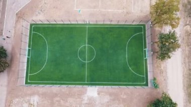 Bir modern futbol sahası ile beyaz bahçe ve yaz aylarında Ukrayna metalik bir rendelenmiş çit ile yaz muhteşem kuş bakışı bir modern yeşil futbol alanının içinde çit hava atış. Uçak kadar uçuyor.