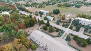 Bir yaz günü yaz etkileyici kuş bakışı düz bir otoyol birkaç multistoried binalar ve çevresindeki park bölgelerinde Ukrayna Ukrayna Kherson bölgesinde küçük bir yerleşim hava atış