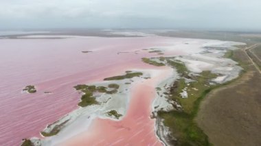 Hava atış kırmızımsı dalgalar ve birçok küçük adacıklar yaz Magic görünümünde pembe sular, köpüklü beyaz çizgili, bir ülkenin yolu ile Siwash Gölü ve yaz aylarında Ukrayna Kherson bölgedeki birçok küçük adacıkları ile Siwash Gölü