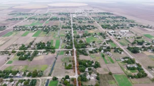 Aérea Pueblo Con Pequeños Edificios Caminos Rectos Campos Verano Emocionante — Vídeo de stock