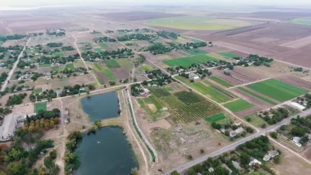 Vista Aérea Pueblo Con Casas Lagos Jardines Carreteras Verano Maravillosa — Vídeo de stock