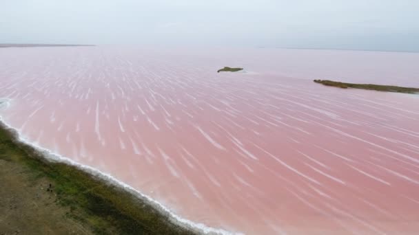 Luchtfoto Van Twee Kleine Eilandjes Met Witte Plank Het Roze — Stockvideo