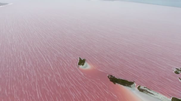 Foto Aérea Tres Islotes Largos Las Aguas Rosadas Del Lago — Vídeo de stock