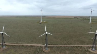 İki satır yaz aylarında Ukrayna Karadeniz Sahil çok uzak olmayan bir büyük yeşil alanda enerji üreten Rüzgar güç santralleri, Karadeniz kıyı şeridi muhteşem kuş bakışı taraftarlara iplik Rüzgar güç dönüştürücüler