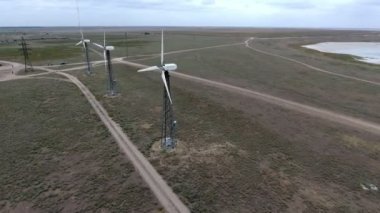O ileri yaz çarpıcı kuşbakışı Rüzgar enerji dönüştürücüleri yaz aylarında Ukrayna kara denizde iki ülke satır arasında büyük bir offshore çiftlikte yerleştirilen uçan bir dron bir rüzgar güç türbinleri satırından hava