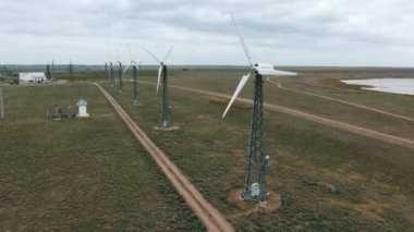 Nikolaev, Ukrayna-Eylül 28, 2018: Kuş bakışı gri manzarası ile Karadeniz kıyısında bir ülke yol boyunca yaz aylarında yerleştirilen fanlar iplik ile birkaç Rüzgar enerji dönüştürücüleri