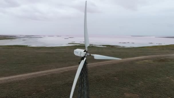 尼古拉耶夫 乌克兰 2018年9月28日 令人印象深刻的平底锅拍摄的一个最新的风力发电厂与长螺旋桨和高格塔在黑海海岸线的一块领域在夏季 — 图库视频影像