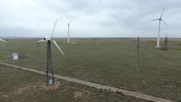 Antenn Skott Arbetar Vindkraftverk Energi Från Flying Bort Drone Den — Stockvideo