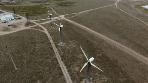 Aeronaves Trabalho Geradores Parques Eólicos Recebendo Energia Grande Campo Verde — Vídeo de Stock