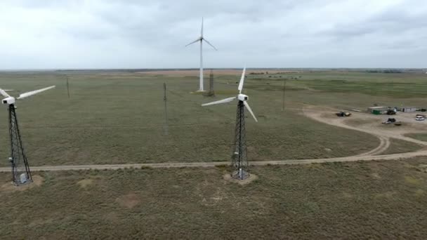 Deux Bandes Convertisseurs Parcs Éoliens Ventilateurs Rotatifs Sur Littoral Mer — Video