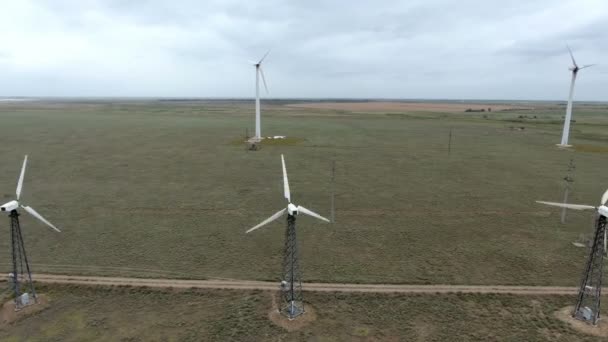 Deux Lignes Convertisseurs Énergie Éolienne Qui Tournent Les Ventilateurs Sur — Video