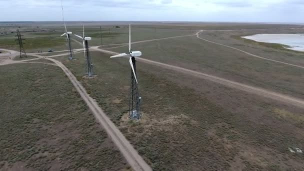 Flygbilder Wind Power Turbiner Linje Från Drönare Som Flyger Längs — Stockvideo