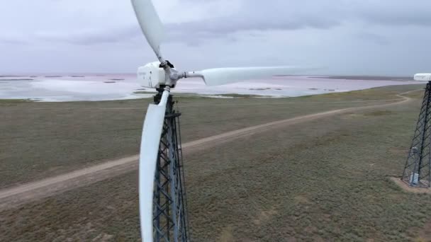 夏に灰色の空と黒海の海岸線でフィールドにインストールされている回転ファンを持つ電気風車のニコラエフ ウクライナ 2018 バード ビュー — ストック動画