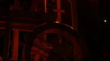 Tahta tekerlek ve bir antik su değirmeni örnek bir su akışı tarafından taşındı büyük bir tekerlek ile bir su değirmeni modeli Magic görünümünü discending metalik zinciri ve siyah arka plan biraz sopa ile metalik bir zincir iplik