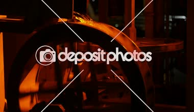 Karanlık binada bıçakları olan bir su değirmeni çalışmalarını model Polonya'da düşen bir su akışı illustating tarafından taşınır bir ahşap çıkrık görünümünü heyecanlı bir eski değirmen modelinin ahşap bir tekerlek hareketli su akışı