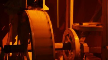 Su ve SMM siyah dökülen çıkrık, tarihi su değirmeni modeliyle ve sarı geleneksel su değirmeni modelin dönen ahşap tekerlekliyse görünümünü bırakarak su akışı, SMM ve sopa bir dizi hayranları ile