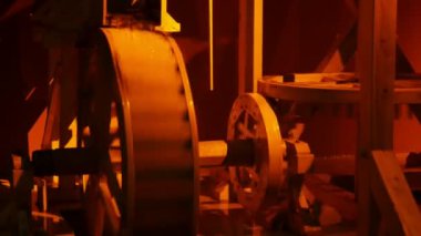 Geleneksel su değirmeni modeli düşen bir iplik daire ile su ve tarihi su değirmeni modelin dönen bir ahşap daire ile siyah ve altın görünümünü dişliler bıçaklar, düşen su akışı, SMM ve Polonyalılar bir dizi ile