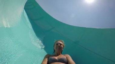 Bir su savağı sürme ve Türkiye'de bir selfie slo-mo iyimser mutlu sarışın bir kadın görünümünü bir curvy kanalından aşağı hareket ve yaz aylarında güneşli bir günde bir Türk aqua parka bir selfie alarak bikini alarak neşeli sarışın kadın 