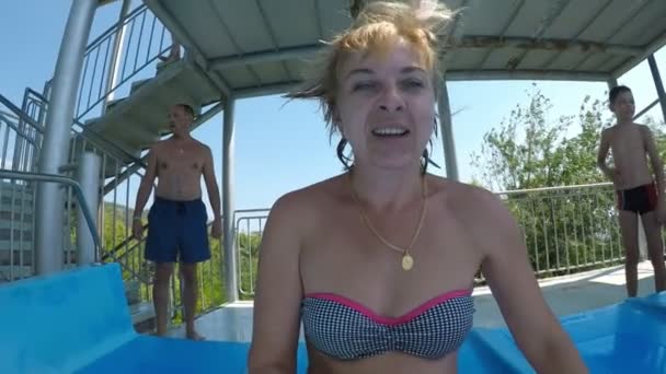 Boldog Szőke Csúszott Egy Vízi Csúszda Vesz Egy Selfie Törökországban — Stock videók