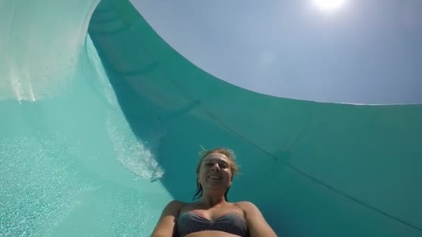 Mujer Rubia Alegre Montando Una Canaleta Agua Tomando Una Selfie — Vídeo de stock