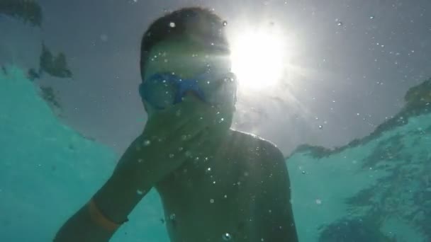 Kleine Jongen Rondkijken Onderwater Met Een Stralende Zon Achter Slowmotion — Stockvideo