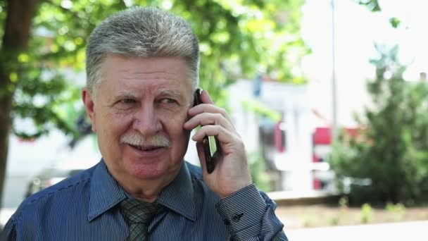Gelukkig Oude Man Chatten Zijn Telefoon Terwijl Een Straat Slo — Stockvideo