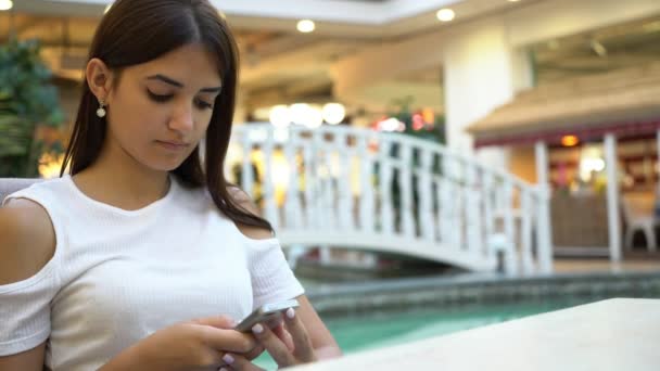 Gadis Cantik Berselancar Internet Telepon Kafe Kolam Yang Indah Pemandangan — Stok Video