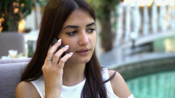 Ρομαντικό Νεαρή Γυναίκα Κάθεται Μια Καφετέρια Και Μιλάει Στο Τηλέφωνο — Αρχείο Βίντεο