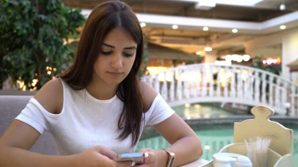 Hermosa Chica Mensajes Texto Sms Smartpnone Café Una Fuente Azul — Vídeos de Stock