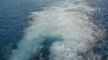 Denizyolu kaynar tam izleyen su sıçramalarına ve slo-mo heyecanlı görünümünde kabarcıklanma suyolu beyaz sıçramalarına ve hareketli büyük turistik gemi Mısır'daki Red Sea'deki/daki slo-mo takip sıçramaları dolu büyük bir gemi sonra bubbles